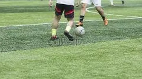 从男女志愿者中挑选6人参与田径赛事服务引导