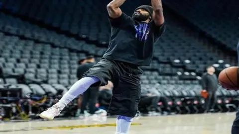 中沙对决倒计时2小时，国足战队抵达沙特国王大学球场备战