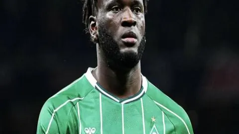 萨拉赫助利物浦2-0胜曼城，英超积分榜领先优势达9分明显